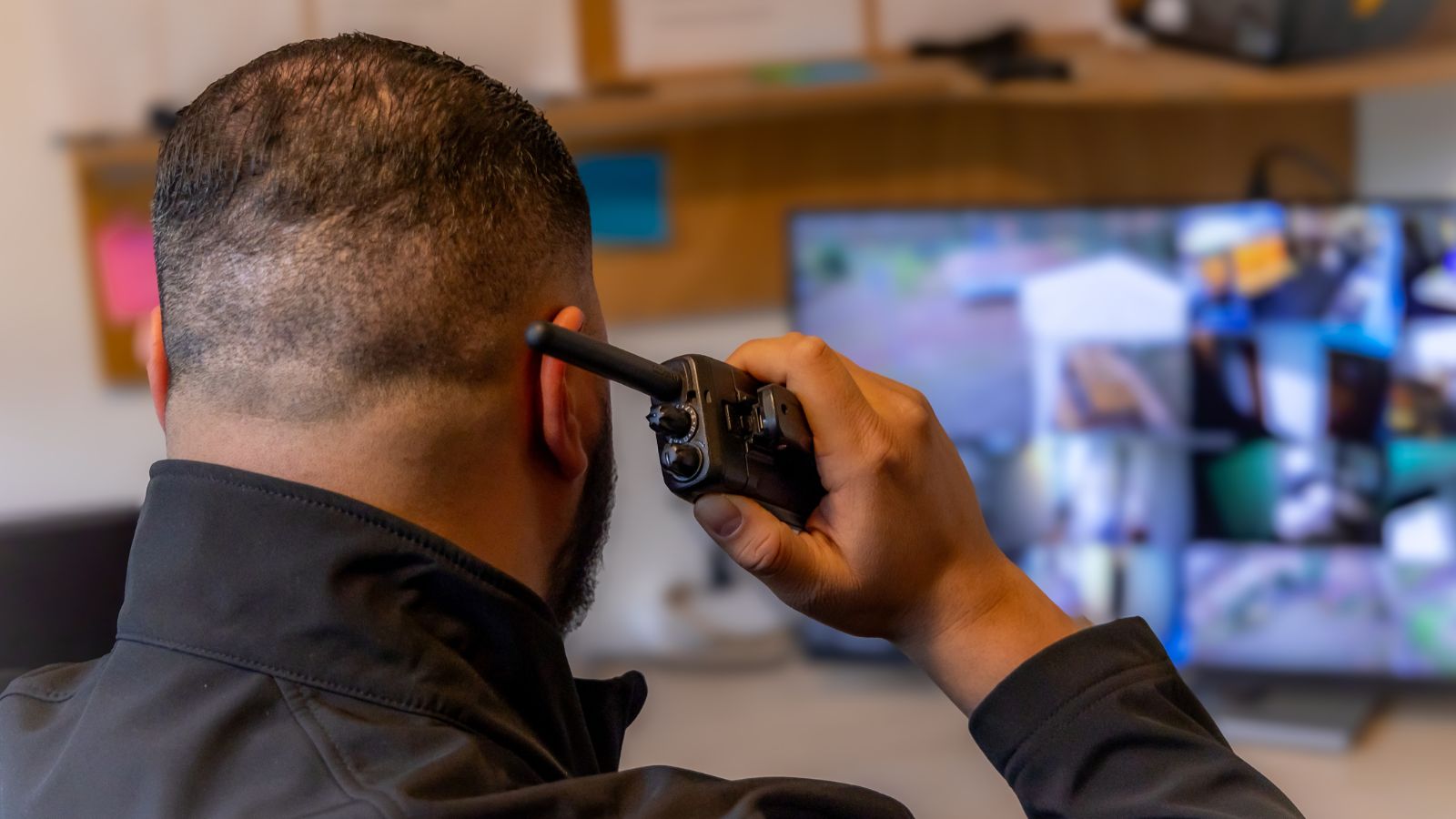 Beveiliging-ziekenhuizen Ziekenhuisbeveiliger PB Security monitort camera’s