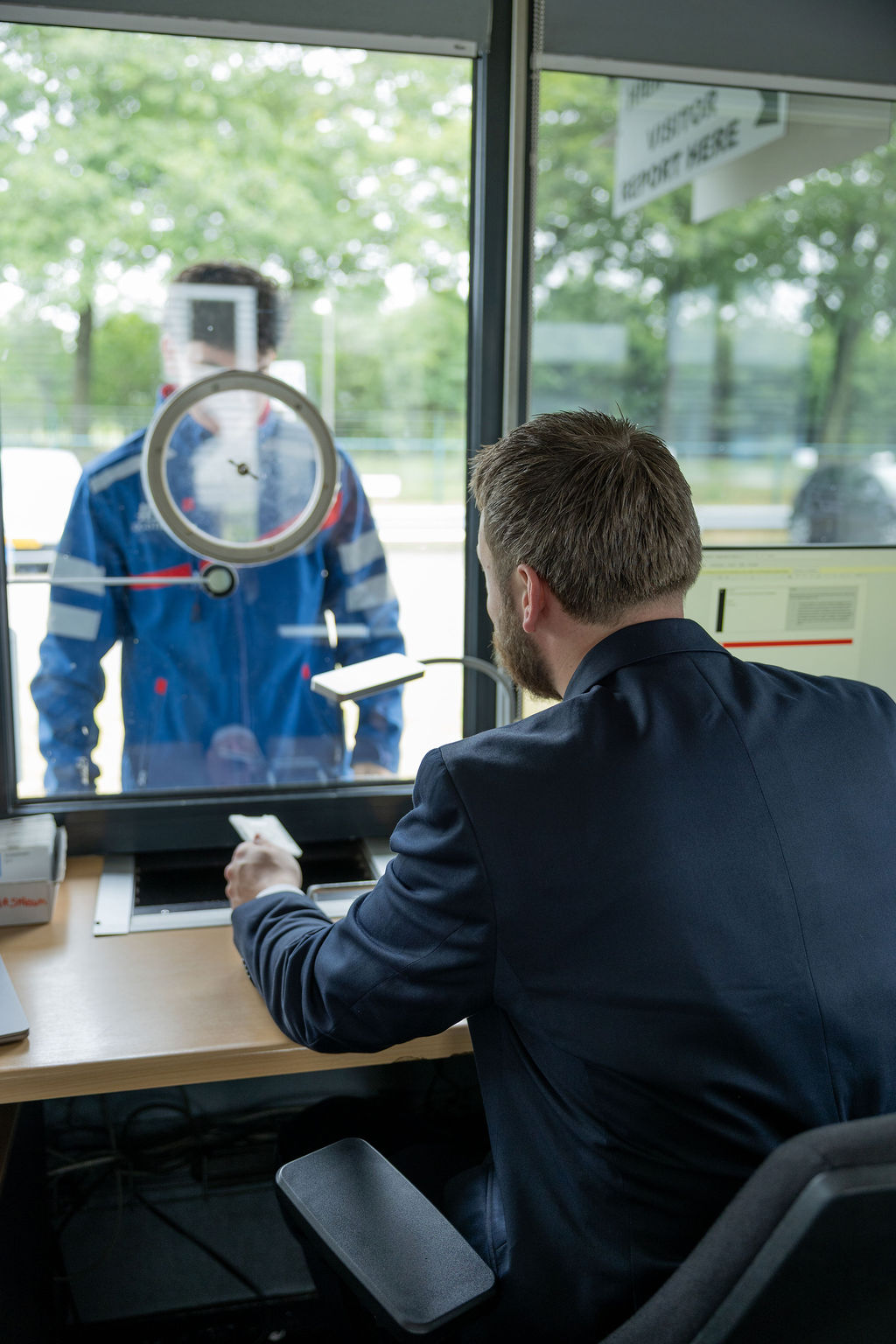 Objectbeveiliger van PB Security actief toezicht bij object