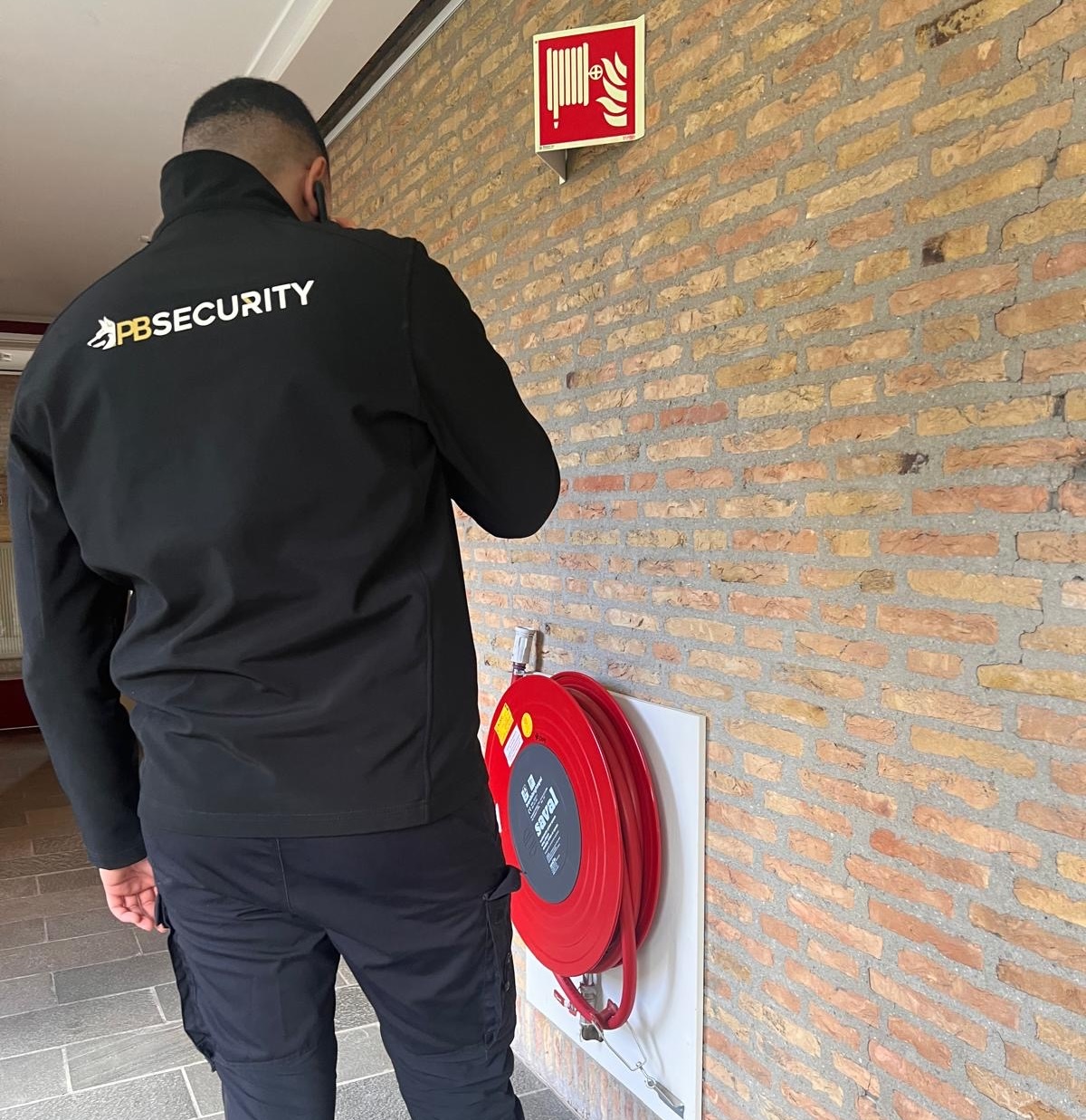 bhv-ploegleider BHV Ploegleider loopt controle ronde