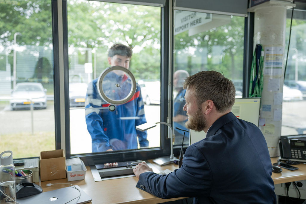 Portier van PB Security op werkplek binnenloop.